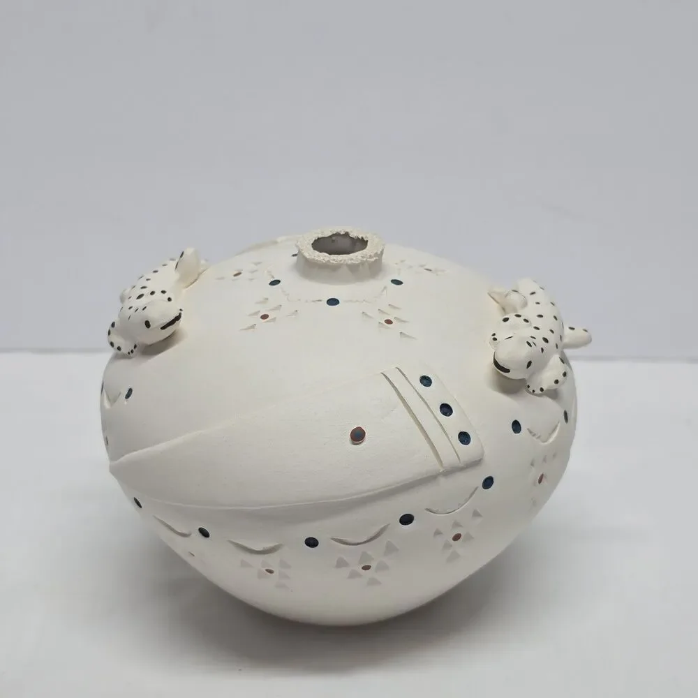 Native American Acoma Pueblo White Pottery Seed Gecko Pot Zelda & Elliott Garcia